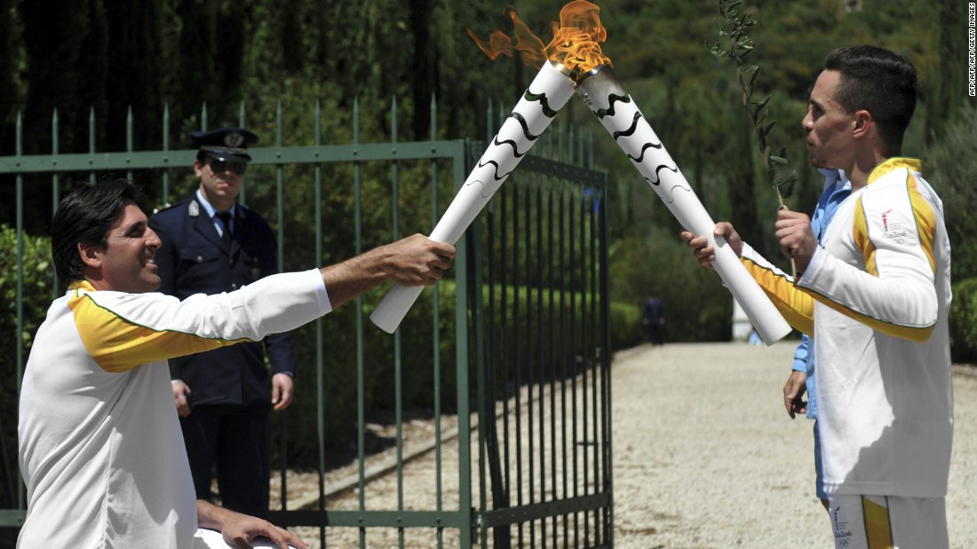 160427092858-olympic-torchbearer-super-1