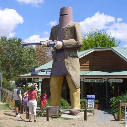 2-2226_Ned_Kelly_Statue.jpg