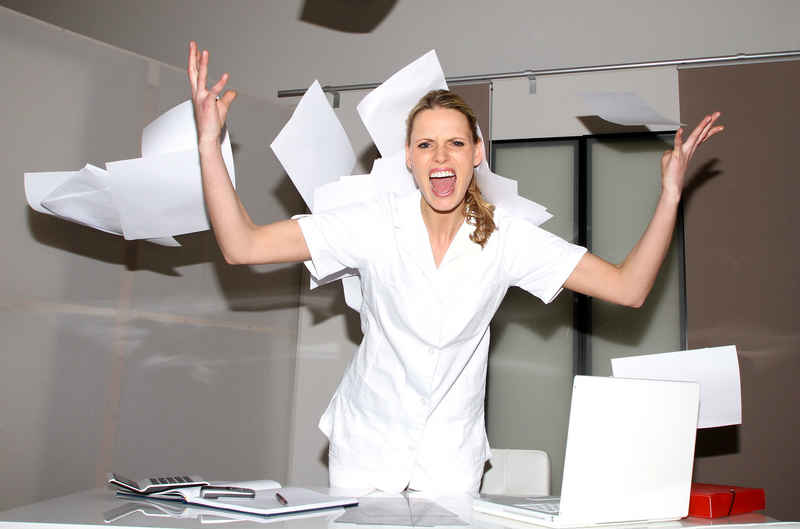 infirmiere-bureau-colere-tg.jpg