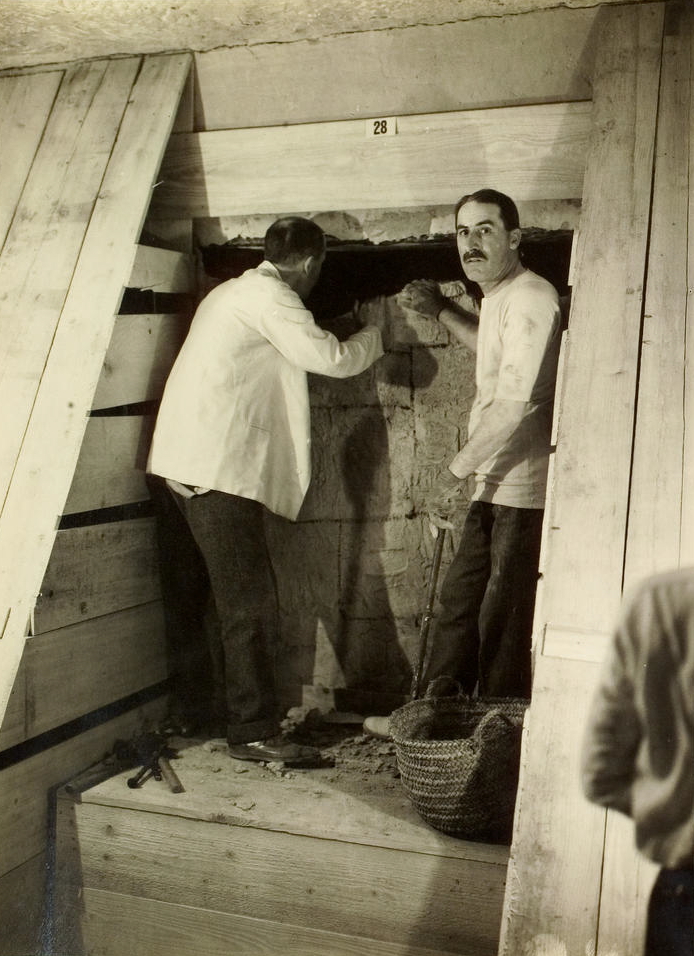 Tutankhamun-excavation.jpg