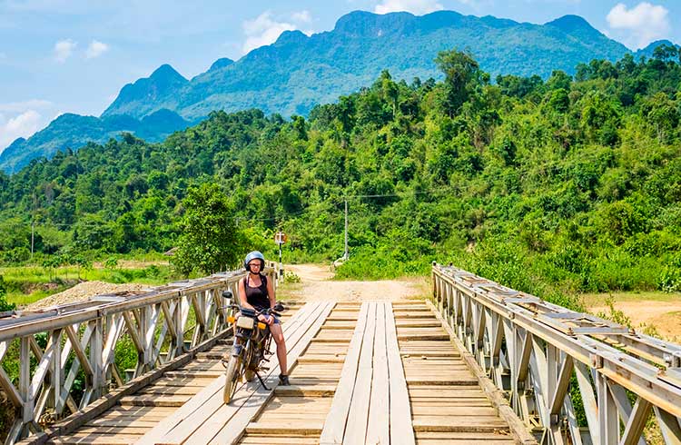 motorbike-laos-vang-vieng-gettyimages-ja