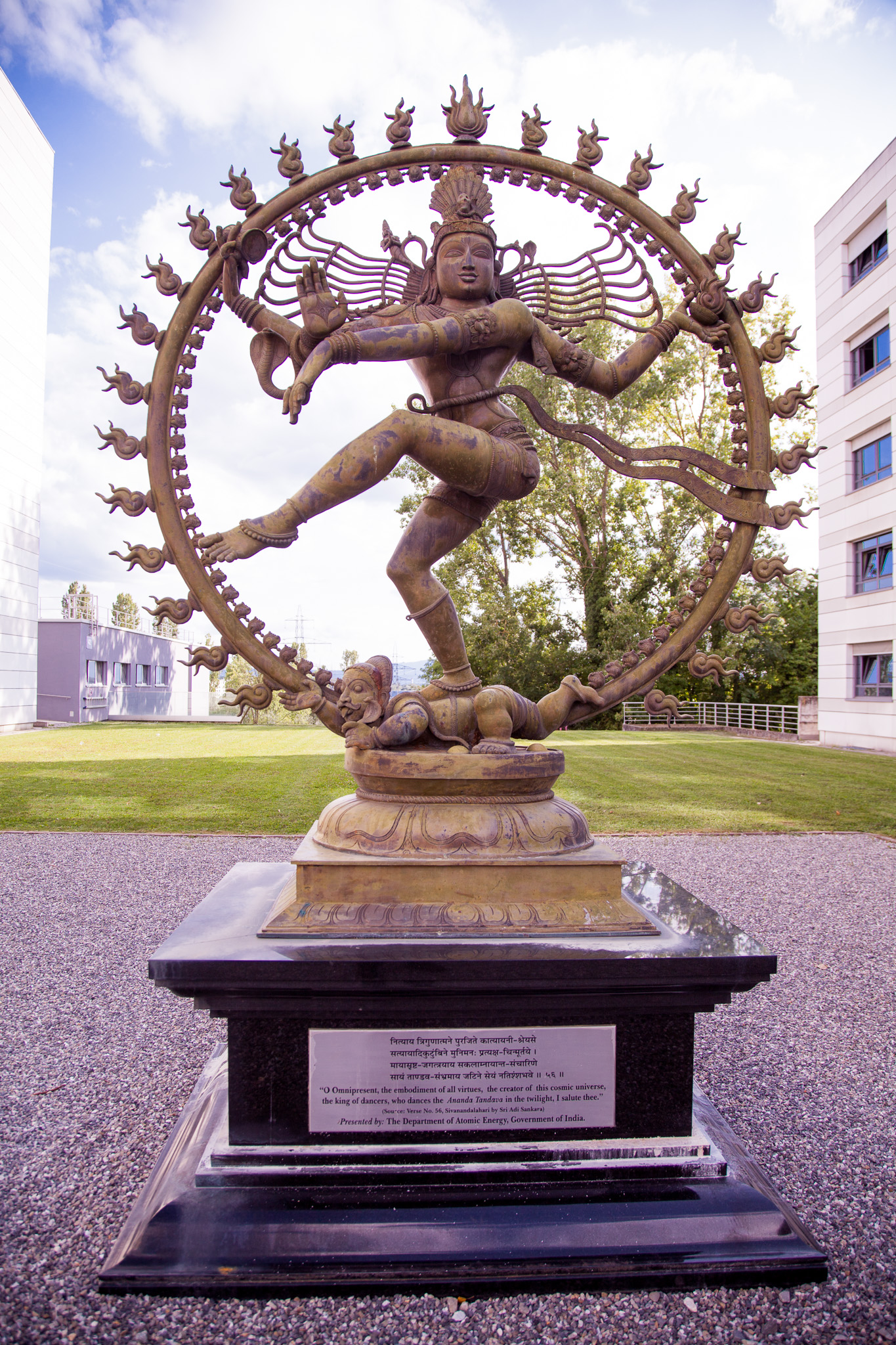Shiva's_statue_at_CERN_engaging_in_the_N