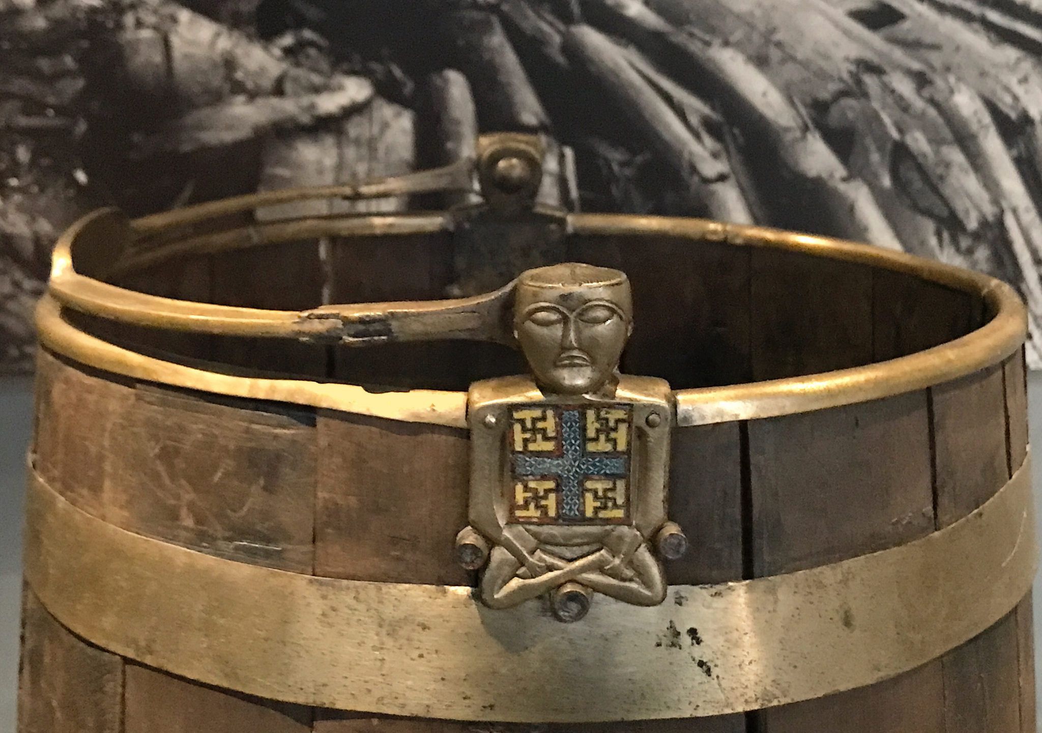Oseberg-ship-burial-bucket.jpg