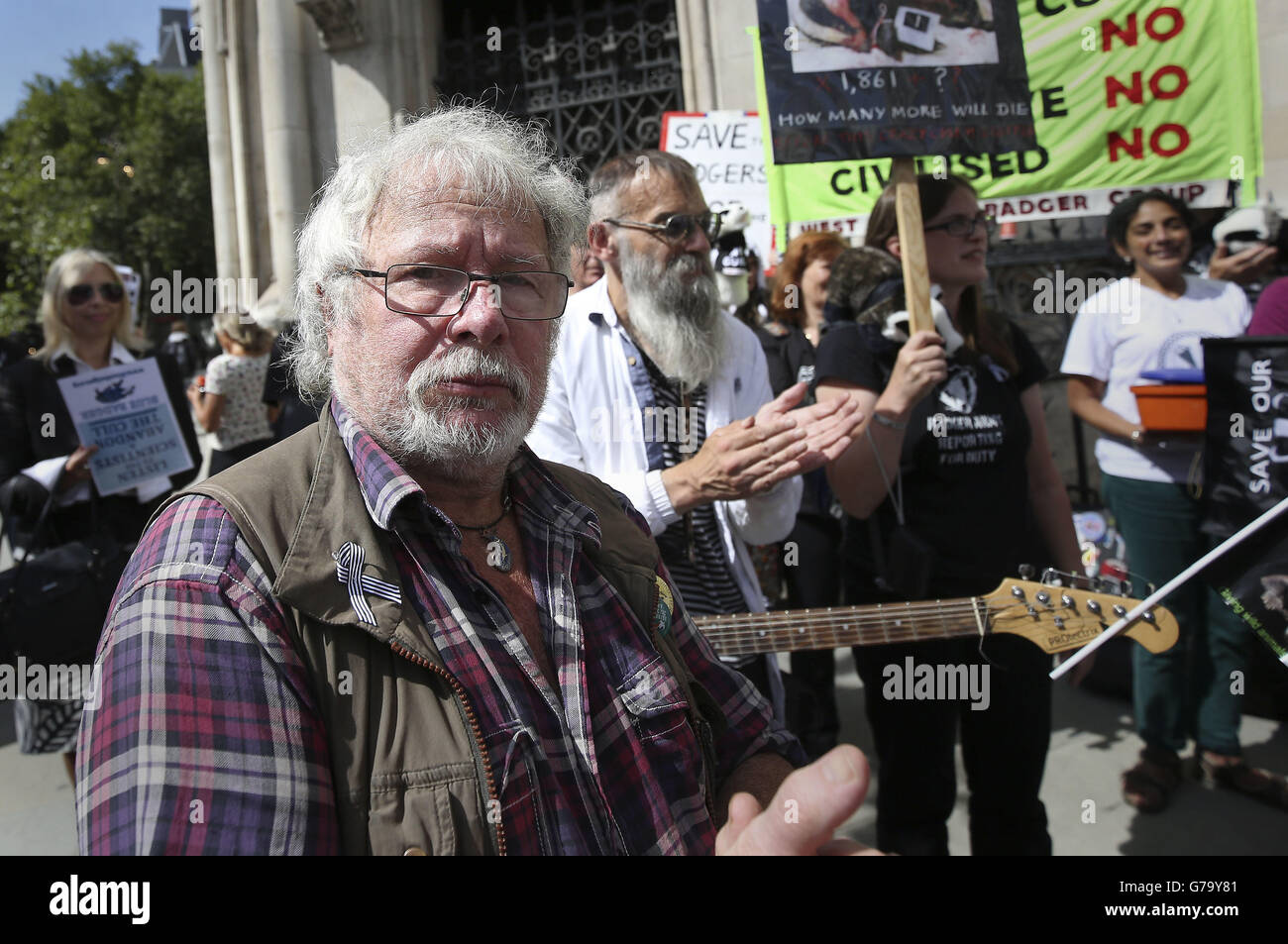 bill-oddie-attends-a-protest-against-badger-culling-outside-the-royal-G79Y81.jpg