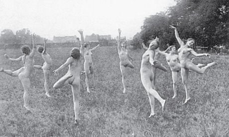 Women-dancing-naked-in-a--007.jpg?width=