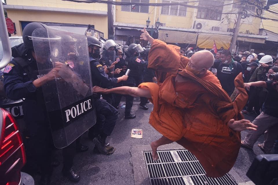 Thailand monk kicking police during a protest. November 2022 : r/pics