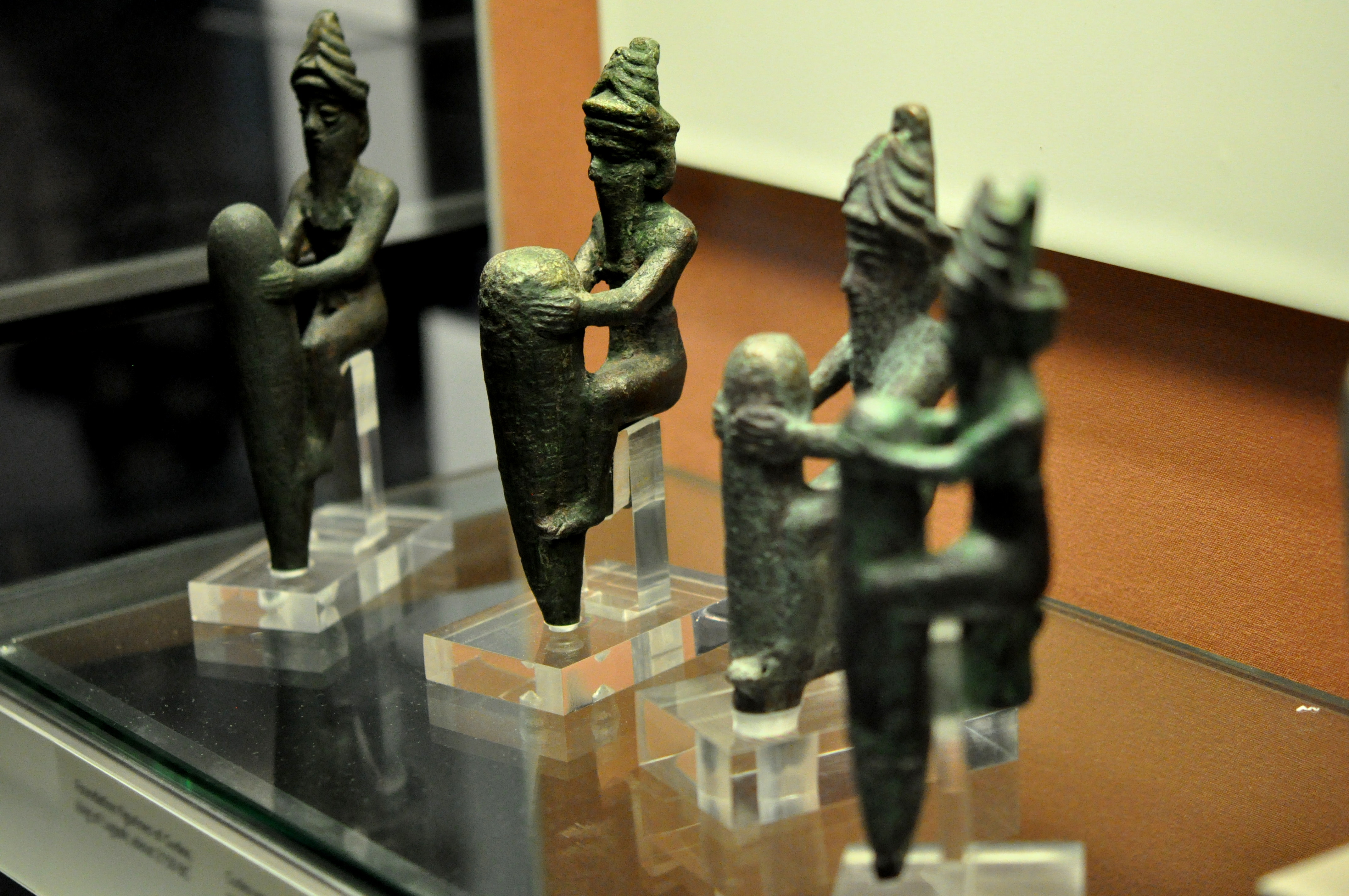 Four_statuettes_of_Mesopotamian_gods.jpg