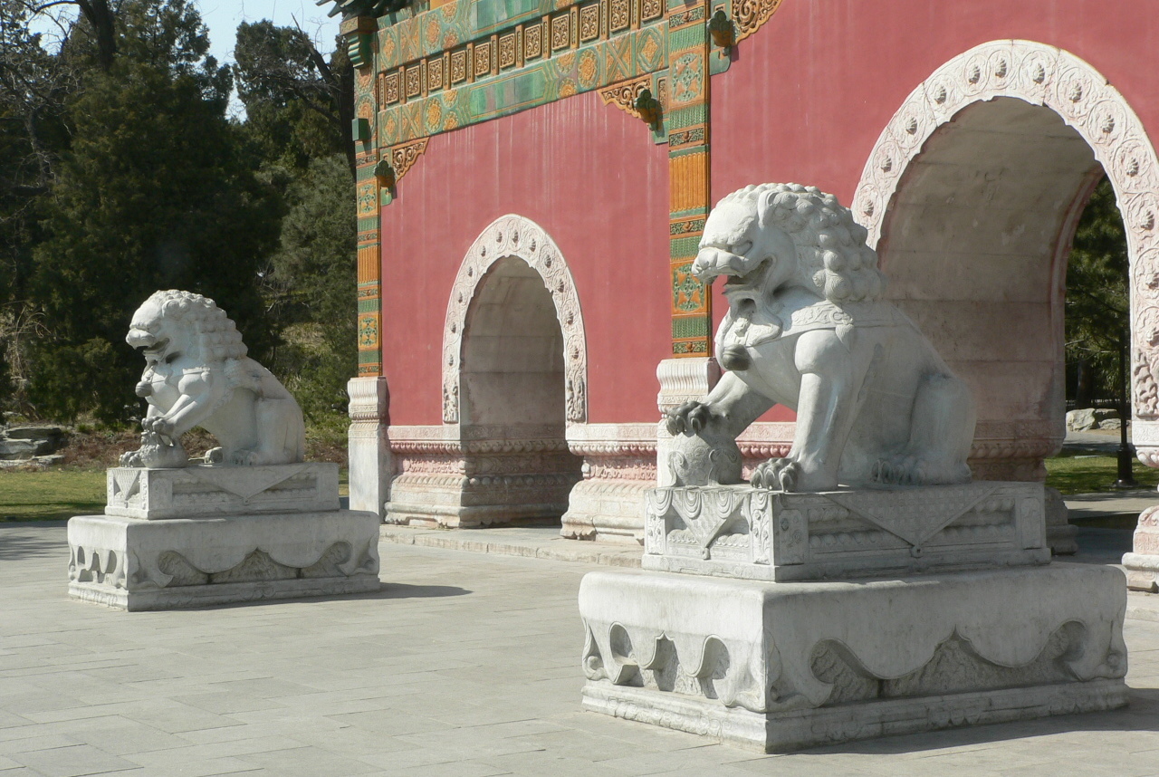 Imperial_guardian_lions_in_Beihai_Park%2C_Beijing.jpg