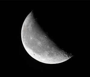 300px-2011-11-19-Waning_crescent_moon.jp