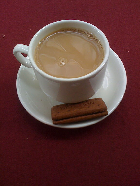 576px-Cup_of_tea_and_bourbon_biscuit.jpg