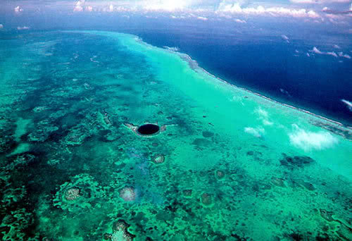 belize-blue-hole-afar.jpg.241fa182f5d2768d576f8ec014716a30.jpg